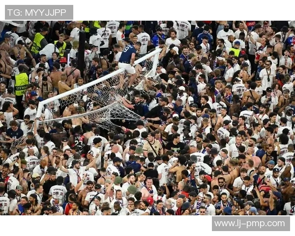 欧冠门票系统崩溃数万球迷排队长达12小时争抢梦寐票务