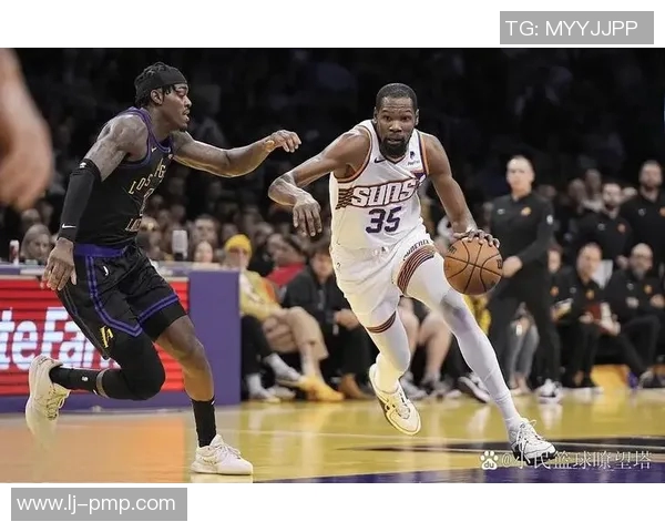 热火队在激烈对决中以97比90战胜黄蜂队展现强大实力与团队合作精神